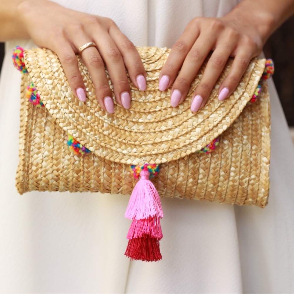 Straw clutch with pink tassel